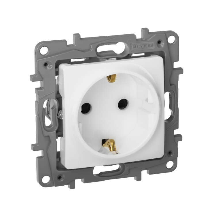 Etika Белый Розетка с/з со шторками, винт. клем. | 672222 | Legrand