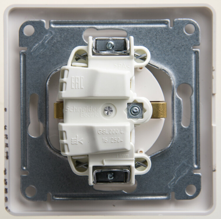 Glossa Перламутр Розетка с/з со шторками с крышкой, 16А, IP20 (в сборе) | GSL000646 | Schneider Electric