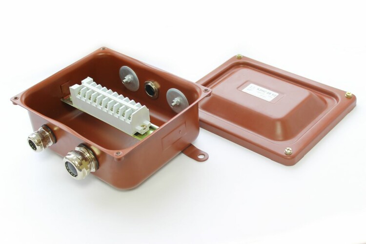 Коробка с зажимами наборными КЗНС-08 УХЛ1,5 IP65 латунный ввод | zeta30314 | ЗЭТАРУС (Завод электротехнической арматуры)